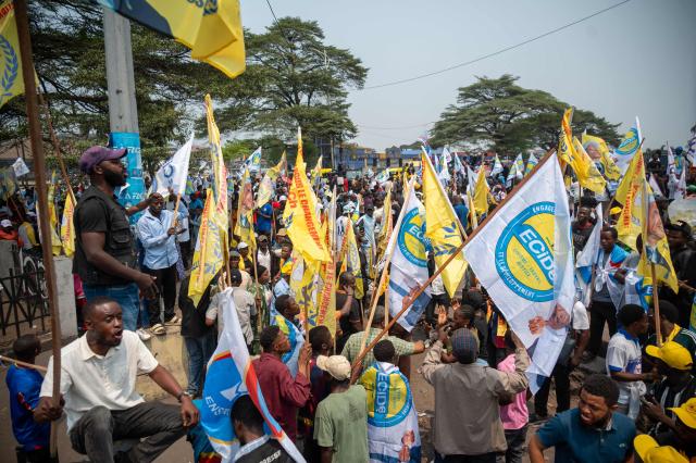 Demonstrators wave flags during an opposition march against a possible change to the Constitution, in Kinshasa, on September 15, 2026. Clashes broke out on Tuesday and a demonstration was dispersed in the DRC, where the opposition had called for a day of mobilization in several major cities against a proposed constitutional change, an AFP correspondent observed.
In the Democratic Republic of Congo (DRC), the main opposition parties have formed a coalition to block a constitutional amendment project put forward by the ruling majority, which could allow the Congolese president, elected in 2019 and re-elected in 2023, to seek a third term.
This coalition, dubbed “C64,” called for a nationwide day of mobilization on Tuesday, but analysts doubt its real capacity to rally people. (Photo by Hardy BOPE / AFP)