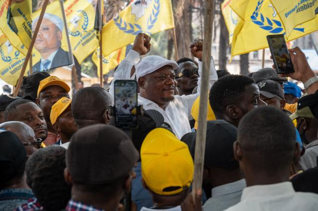 Congolese opposition leader Jean-Marc Kabund (C) is surrounded by his supporters during a demonstration against a possible change to the Constitution, in Kinshasa, on September 15, 2026. Clashes broke out on Tuesday and a demonstration was dispersed in the DRC, where the opposition had called for a day of mobilization in several major cities against a proposed constitutional change, an AFP correspondent observed.
In the Democratic Republic of Congo (DRC), the main opposition parties have formed a coalition to block a constitutional amendment project put forward by the ruling majority, which could allow the Congolese president, elected in 2019 and re-elected in 2023, to seek a third term.
This coalition, dubbed “C64,” called for a nationwide day of mobilization on Tuesday, but analysts doubt its real capacity to rally people. (Photo by Hardy BOPE / AFP)