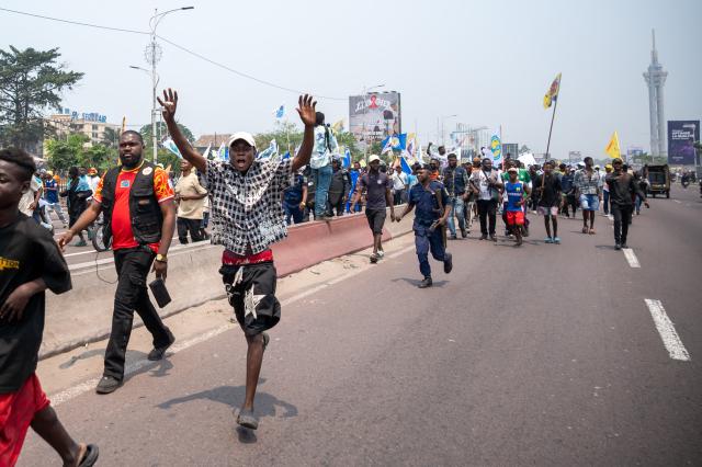 Demonstrators run during an opposition march against a possible change to the Constitution, in Kinshasa, on September 15, 2026. Clashes broke out on Tuesday and a demonstration was dispersed in the DRC, where the opposition had called for a day of mobilization in several major cities against a proposed constitutional change, an AFP correspondent observed.
In the Democratic Republic of Congo (DRC), the main opposition parties have formed a coalition to block a constitutional amendment project put forward by the ruling majority, which could allow the Congolese president, elected in 2019 and re-elected in 2023, to seek a third term.
This coalition, dubbed “C64,” called for a nationwide day of mobilization on Tuesday, but analysts doubt its real capacity to rally people. (Photo by Hardy BOPE / AFP)
