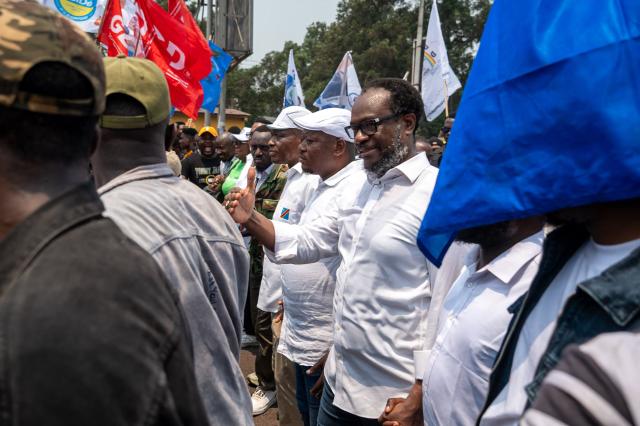 Congolese opposition leader Delly Sesanga (C) takes part in a demonstration against a possible change to the Constitution, in Kinshasa, on September 15, 2026. Clashes broke out on Tuesday and a demonstration was dispersed in the DRC, where the opposition had called for a day of mobilization in several major cities against a proposed constitutional change, an AFP correspondent observed.
In the Democratic Republic of Congo (DRC), the main opposition parties have formed a coalition to block a constitutional amendment project put forward by the ruling majority, which could allow the Congolese president, elected in 2019 and re-elected in 2023, to seek a third term.
This coalition, dubbed “C64,” called for a nationwide day of mobilization on Tuesday, but analysts doubt its real capacity to rally people. (Photo by Hardy BOPE / AFP)
