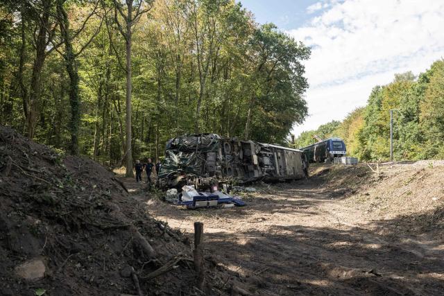 This photograph shows the derailled locomotive (L) during the beginning of the lifting opérations of the derailled train in Cléon, northwestern France, on September 15, 2026. Giant cranes began on September 15, 2026, to lift the first car of the train that derailed near Rouen at the end of last week, AFP journalists observed at the scene of the accident, in Cléon (Seine-Maritime). (Photo by Guillaume SALIGOT / AFP)