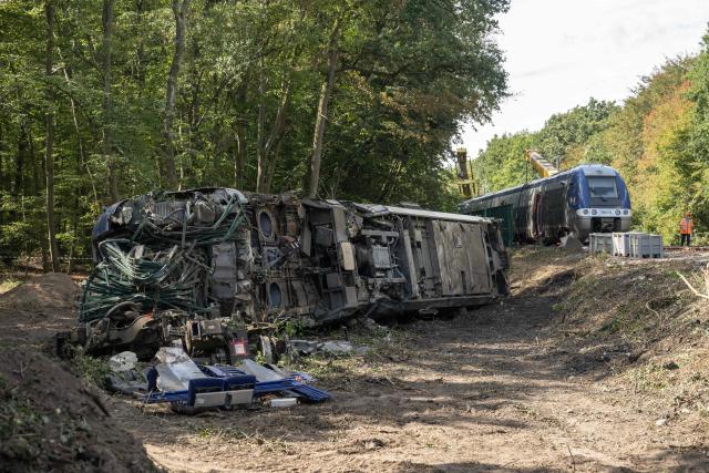 This photograph shows the derailled locomotive (L) during the beginning of the lifting opérations of the derailled train in Cléon, northwestern France, on September 15, 2026. Giant cranes began on September 15, 2026, to lift the first car of the train that derailed near Rouen at the end of last week, AFP journalists observed at the scene of the accident, in Cléon (Seine-Maritime). (Photo by Guillaume SALIGOT / AFP)