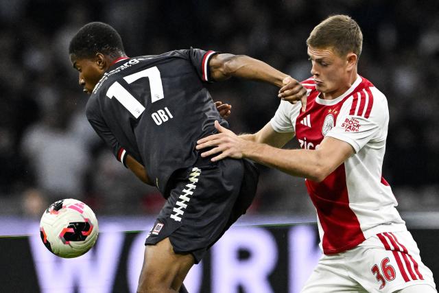 Willem II's Danish forward #17 Chido Obi (L) and Ajax's Dutch defender #36 Dies Janse (R) fight for the ball during the Dutch Eredivisie football match between Ajax Amsterdam and Willem II at the Johan Cruijff ArenA in Amsterdam on September 15, 2026 (Photo by Olaf Kraak / ANP / AFP) / Netherlands OUT