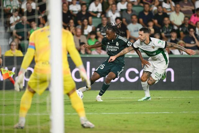 Ivory Coast's forward #25 Yan Diomande and Elche's Spanish midfielder #20 Tete fight for the ball during the Spanish league football match between Elche CF and Real Madrid CF at Martinez Valero Stadium in Elche on September 15, 2026. (Photo by JOSE JORDAN / AFP)
