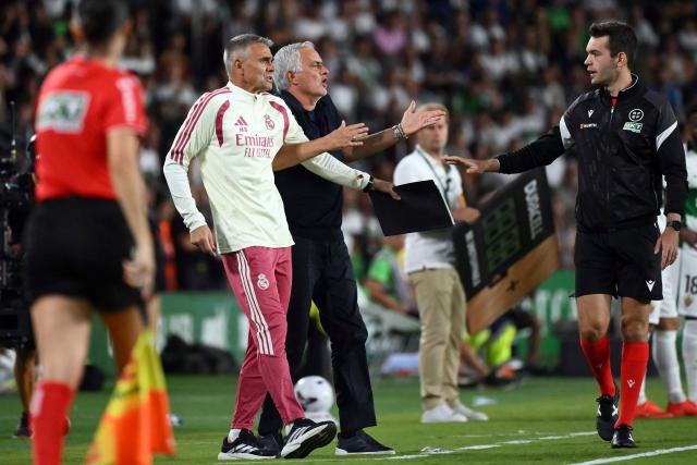 Real Madrid's Portuguese coach Jose Mourinho (C) protests during the Spanish league football match between Elche CF and Real Madrid CF at Martinez Valero Stadium in Elche on September 15, 2026. (Photo by JOSE JORDAN / AFP)