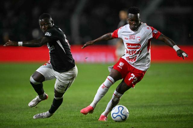 Vasco da Gama's Colombian forward #18 Marino Hinestroza and Santa Fe's forward #77 Jader Obrian fight for the ball during the Copa Sudamericana quarter-final second leg football match between Brazil's Vasco da Gama and Colombia's Independiente Santa Fe at the Sao Januario stadium in Rio de Janeiro, Brazil on September 15, 2026. (Photo by MAURO PIMENTEL / AFP)