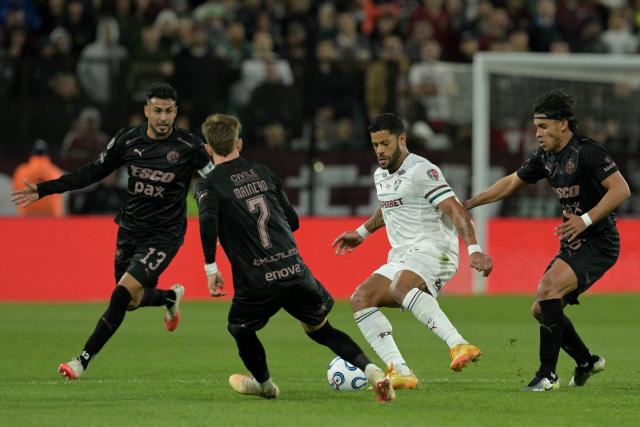 Fluminense's forward #07 Hulk (2nd R) fights for the ball with Platense's forward #07 Guido Mainero, defender #26 Pablo Ferreira (R) and defender #13 Ignacio Vazquez during the Copa Libertadores quarter-final second leg football match between Argentina's Platense and Brazil's Fluminense at the Ciudad de Vicente Lopez stadium in Vicente Lopez, Buenos Aires province, Argentina on September 15, 2026. (Photo by JUAN MABROMATA / AFP)