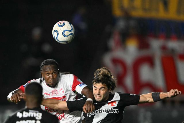 Santa Fe's forward #11 Hugo Rodallega and Vasco da Gama's Argentine midfielder #05 Santiago Sosa fight for the ball during the Copa Sudamericana quarter-final second leg football match between Brazil's Vasco da Gama and Colombia's Independiente Santa Fe at the Sao Januario stadium in Rio de Janeiro, Brazil on September 15, 2026. (Photo by MAURO PIMENTEL / AFP)