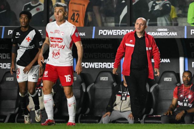 Santa Fe's Uruguayan head coach Pablo Repetto gestures during the Copa Sudamericana quarter-final second leg football match between Brazil's Vasco da Gama and Colombia's Independiente Santa Fe at the Sao Januario stadium in Rio de Janeiro, Brazil on September 15, 2026. (Photo by MAURO PIMENTEL / AFP)