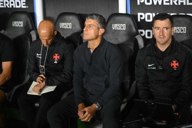 Vasco da Gama's Portuguese head coach Pedro Emanuel gestures ahead of the Copa Sudamericana quarter-final second leg football match between Brazil's Vasco da Gama and Colombia's Independiente Santa Fe at the Sao Januario stadium in Rio de Janeiro, Brazil on September 15, 2026. (Photo by MAURO PIMENTEL / AFP)