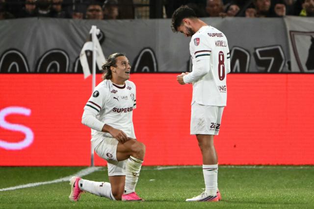 Fluminense's Uruguayan midfielder #17 Agustin Canobbio (L) celebrates with teammate midfielder #08 Martinelli after scoring during the Copa Libertadores quarter-final second leg football match between Argentina's Platense and Brazil's Fluminense at the Ciudad de Vicente Lopez stadium in Vicente Lopez, Buenos Aires province, Argentina on September 15, 2026. (Photo by Luis ROBAYO / AFP)