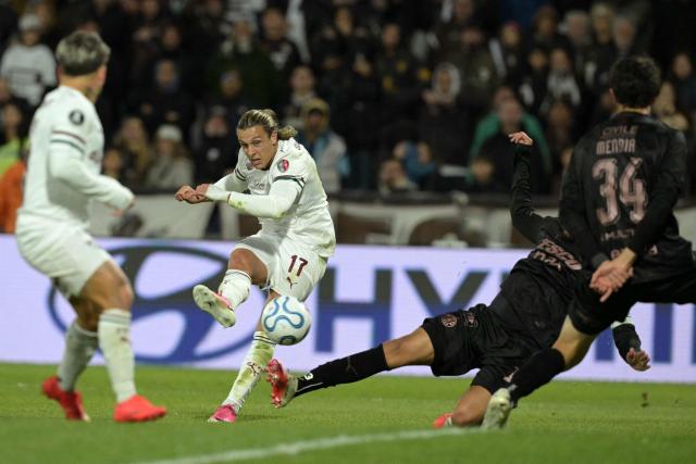Fluminense's Uruguayan midfielder #17 Agustin Canobbio shoots to score during the Copa Libertadores quarter-final second leg football match between Argentina's Platense and Brazil's Fluminense at the Ciudad de Vicente Lopez stadium in Vicente Lopez, Buenos Aires province, Argentina on September 15, 2026. (Photo by JUAN MABROMATA / AFP)
