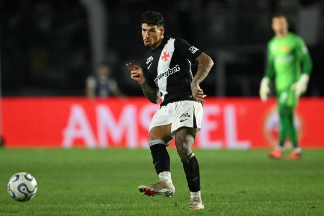 Vasco da Gama's Uruguayan defender #04 Alan Saldivia kicks the ball during the Copa Sudamericana quarter-final second leg football match between Brazil's Vasco da Gama and Colombia's Independiente Santa Fe at the Sao Januario stadium in Rio de Janeiro, Brazil on September 15, 2026. (Photo by MAURO PIMENTEL / AFP)