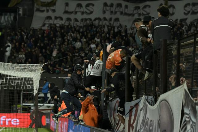 Platense fans storm the field at the end of the Copa Libertadores quarter-final second leg football match between Argentina's Platense and Brazil's Fluminense at the Ciudad de Vicente Lopez stadium in Vicente Lopez, Buenos Aires province, Argentina on September 15, 2026. (Photo by JUAN MABROMATA / AFP)
