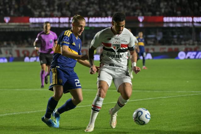 Boca Juniors' midfielder #25 Santiago Ascacibar and Sao Paulo's forward #10 Luciano fight for the ball during the Copa Sudamericana quarter-final second leg football match between Brazil's Sao Paulo and Argentina's Boca Juniors at the Morumbi stadium in Sao Paulo, Brazil on September 15, 2026. (Photo by NELSON ALMEIDA / AFP)