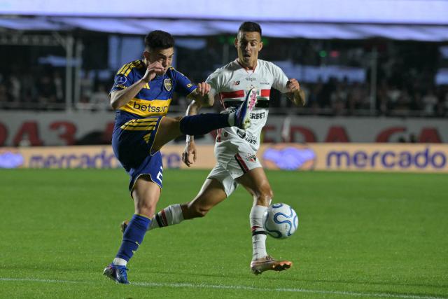 Boca Juniors' forward #20 Alan Velasco (L) and Sao Paulo's defender #12 Iago Borduchi fight for the ball during the Copa Sudamericana quarter-final second leg football match between Brazil's Sao Paulo and Argentina's Boca Juniors at the Morumbi stadium in Sao Paulo, Brazil on September 15, 2026. (Photo by NELSON ALMEIDA / AFP)