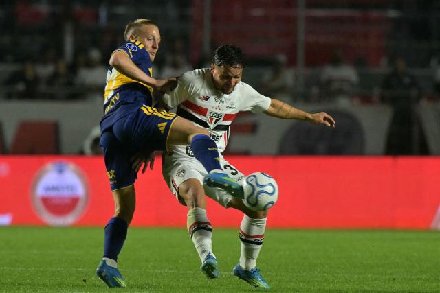 Boca Juniors' midfielder #25 Santiago Ascacibar (L) and Sao Paulo's forward #37 Artur fight for the ball during the Copa Sudamericana quarter-final second leg football match between Brazil's Sao Paulo and Argentina's Boca Juniors at the Morumbi stadium in Sao Paulo, Brazil on September 15, 2026. (Photo by NELSON ALMEIDA / AFP)