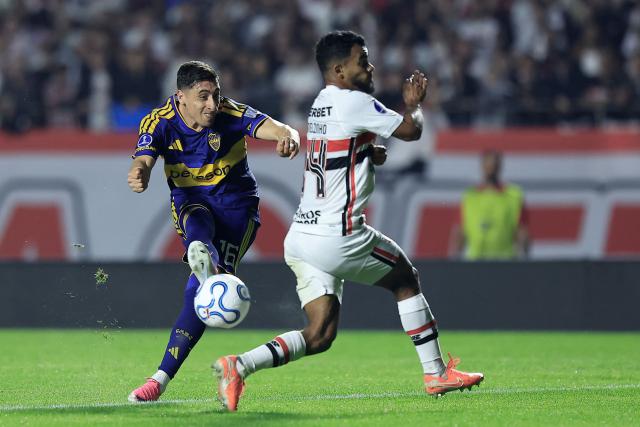 Boca Juniors' Uruguayan forward #16 Miguel Merentiel shoots past Sao Paulo's midfielder #94 Danielzinho during the Copa Sudamericana quarter-final second leg football match between Brazil's Sao Paulo and Argentina's Boca Juniors at the Morumbi stadium in Sao Paulo, Brazil on September 15, 2026. (Photo by Miguel SCHINCARIOL / AFP)