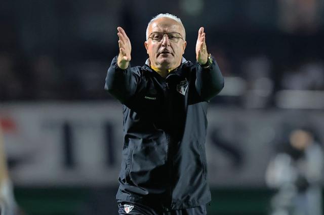 Sao Paulo's head coach Dorival Junior gestures during the Copa Sudamericana quarter-final second leg football match between Brazil's Sao Paulo and Argentina's Boca Juniors at the Morumbi stadium in Sao Paulo, Brazil on September 15, 2026. (Photo by Miguel SCHINCARIOL / AFP)