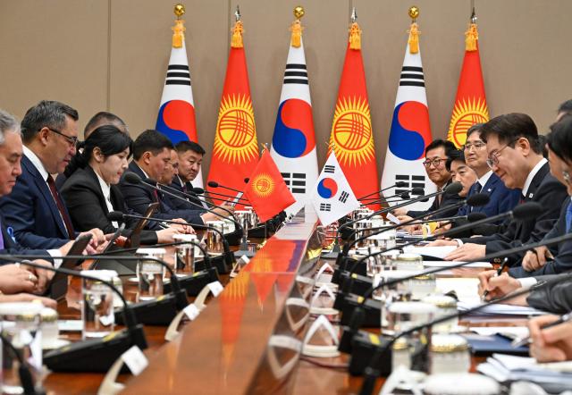 Kyrgyzstan's President Sadyr Japarov (centre L) talks with South Korea's President Lee Jae Myung (centre R) during their meeting at the presidential Blue House in Seoul on September 16, 2026.  (Photo by SONG Kyung-Seok / POOL / AFP)