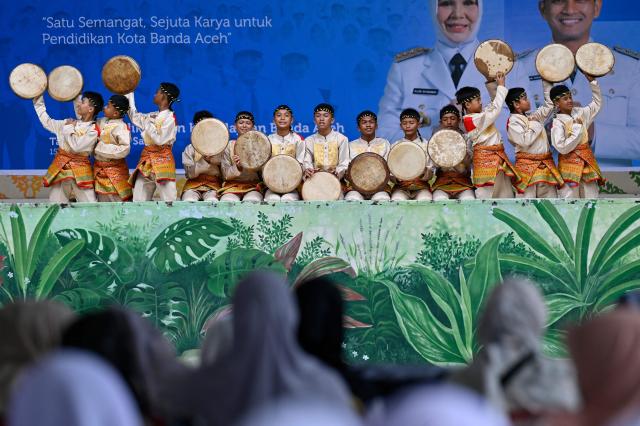 Students perform the rapa'i geleng, a traditional Acehnese dance, during a cultural schools exhibition in Banda Aceh on on September 16, 2026. (Photo by CHAIDEER MAHYUDDIN / AFP)