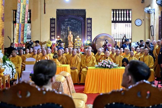 Thailand's King Maha Vajiralongkorn (R) and Queen Suthida (L) attend a prayer ceremony for peace and well-being at Quan Su Pagoda in Hanoi on September 16, 2026. (Photo by Nhac NGUYEN / AFP)