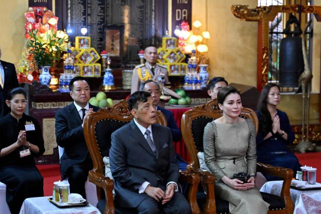Thailand's King Maha Vajiralongkorn (centre L) and Queen Suthida (2nd R) attend a prayer ceremony for peace and well-being at Quan Su Pagoda in Hanoi on September 16, 2026. (Photo by Nhac NGUYEN / AFP)