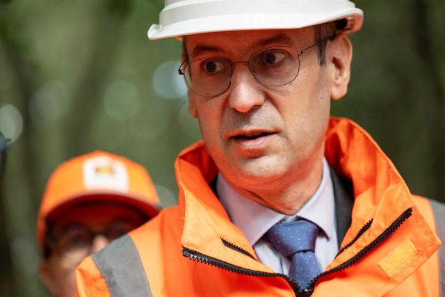 French CEO of SNCF Reseau Matthieu Chabanel speaks during the removal operatio of the derailled train in Cleon, northwestern France, on September 16, 2026. France's interior minister on September 13 urged caution as authorities investigated the derailment of a train that injured 44 people, amid questions over whether the incident could have been an act of sabotage. The train, carrying 186 passengers, derailed on September 11 between the Normandy cities of Rouen and Caen in northwestern France, leaving many badly shaken, officials said. (Photo by Guillaume SALIGOT / AFP)