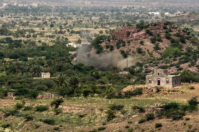 Smoke rises following strikes during ongoing fighting between Houthi and Saudi-backed Yemeni government forces along the frontlines in al-Kadha, west of Taiz in western Yemen, on September 16, 2026. (Photo by Ahmad AL-BASHA / AFP) / 