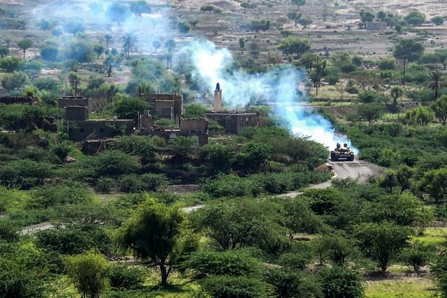 A battle tank advances during ongoing fighting between Houthi and Saudi-backed Yemeni government forces along the frontlines in al-Kadha, west of Taiz in western Yemen, on September 16, 2026. (Photo by Ahmad AL-BASHA / AFP) / 