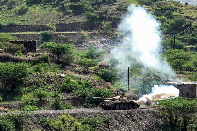 A battle tank advances during ongoing fighting between Houthi and Saudi-backed Yemeni government forces along the frontlines in al-Kadha, west of Taiz in western Yemen, on September 16, 2026. (Photo by Ahmad AL-BASHA / AFP) / 