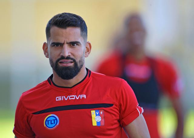 (FILES) Venezuela's Tomas Rincon arrives for a training in Rio de Janeiro, Brazil on June 26, 2019, ahead of a Copa America quertaerfinal football match against Argentina to take place on June 28. Midfielder Tomas Rincon, 38, one of the greatest players in Venezuelan football, announced his retirement as a player on Spetember 16, 2026, after a two-decade career. (Photo by CARL DE SOUZA / AFP)