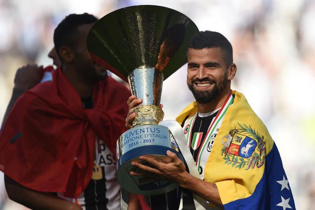 (FILES) Juventus midfielder from Venezuela Tomas Rincon holds the trophy after winning the Italian Serie A football match Juventus vs Crotone and the "Scudetto" at the Juventus Stadium in Turin on May 21, 2017. First-half goals from Mario Mandzukic and Paulo Dybala, and a late header from Alex Sandro sealed a 3-0 win over Crotone to hand Juventus a record sixth consecutive Serie A title today. Midfielder Tomas Rincon, 38, one of the greatest players in Venezuelan football, announced his retirement as a player on Spetember 16, 2026, after a two-decade career. (Photo by Filippo MONTEFORTE / AFP)