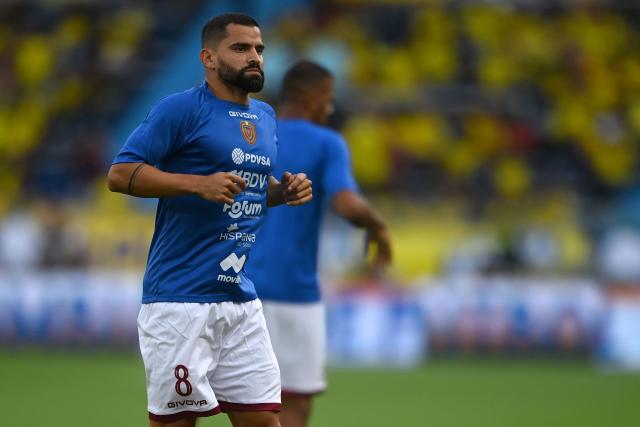 (FILES) Venezuela's midfielder Tomas Rincon (L) is pictured during the warm-up before the start of the 2026 FIFA World Cup South American qualifiers football match between Colombia and Venezuela at the Roberto Melendez Metropolitan stadium in Barranquilla, Colombia, on September 7, 2023. Midfielder Tomas Rincon, 38, one of the greatest players in Venezuelan football, announced his retirement as a player on Spetember 16, 2026, after a two-decade career. (Photo by JUAN BARRETO / AFP)