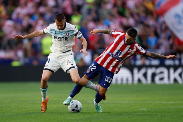 Osasuna's Spanish forward #21 Jonathan Dubasin (L) vies for the ball with Atletico Madrid's Spanish defender #22 Alex Grimaldo during the Spanish league football match between Club Atletico de Madrid and CA Osasuna at the Metropolitano stadium in Madrid on September 16, 2026. (Photo by Oscar DEL POZO / AFP)