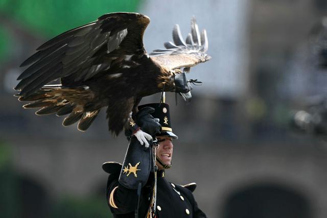 A member of Mexico's Armed Forces carries a golden eagle during the Independence Day military parade at Mexico City's Zocalo square on September 16, 2026. (Photo by Yuri CORTEZ / AFP)