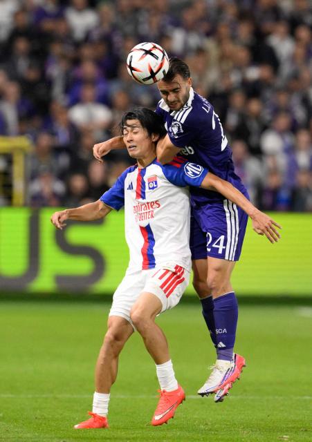 Lyon's Japanese forward #11 Keito Nakamura (L) fights for the ball with Anderlecht's Dutch midfielder #24 Enric Llansana (R) during the UEFA Europa League, league phase, matchday 1, football match between RSC Anderlecht and Olympique Lyonnais (OL) at Constant Vanden Stock Stadium in Anderlecht, near Brussels on September 16, 2026. (Photo by JOHN THYS / AFP)