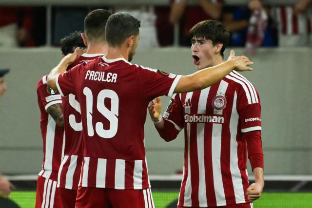 Olympiacos' Mexican forward #34 Armando Gonzalez (R) celebrates teammates after scoring his team's first goal during the UEFA Europa League first round football match between Olympiacos F.C and Jagiellonia Bialystok at Stadio Georgios Karaiskakis in Athens on September 16, 2026. (Photo by Aris MESSINIS / AFP)