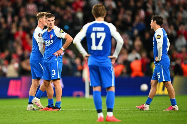 AZ's Dutch defender #03 Wouter Goes (L) reacts after the UEFA Europa League, 1st round day 1 football match between Sunderland and AZ Alkmaar at The Stadium of Light in Sunderland in north east England on September 16, 2026. (Photo by ANDY BUCHANAN / AFP)