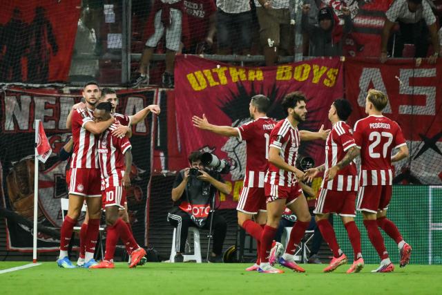 Olympiacos' Ukrainian forward #11 Roman Yaremchuk (L) celebrates with teammates after scoring his team's second goal during the UEFA Europa League first round football match between Olympiacos F.C and Jagiellonia Bialystok at Stadio Georgios Karaiskakis in Athens on September 16, 2026. (Photo by Aris MESSINIS / AFP)