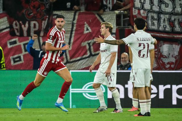 Olympiacos' Ukrainian forward #11 Roman Yaremchuk (L) celebrates with teammates after scoring his team's second goal during the UEFA Europa League first round football match between Olympiacos F.C and Jagiellonia Bialystok at Stadio Georgios Karaiskakis in Athens on September 16, 2026. (Photo by Aris MESSINIS / AFP)