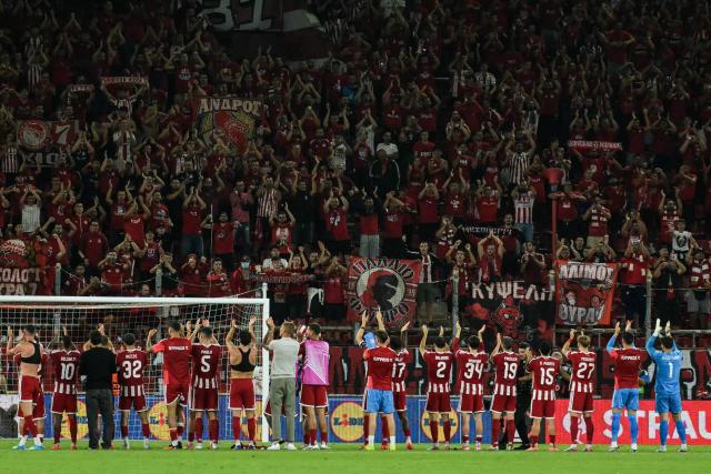 Olympiacos' players celebrate with their supporters after winning at the end of the UEFA Europa League first round football match between Olympiacos F.C and Jagiellonia Bialystok at Stadio Georgios Karaiskakis in Athens on September 16, 2026. (Photo by Aris MESSINIS / AFP)