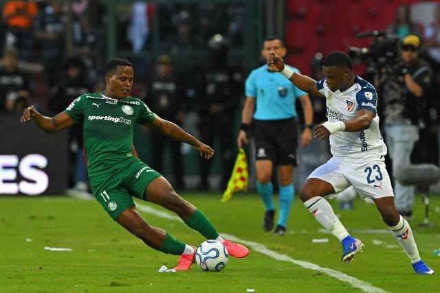 Palmeiras' Colombian midfielder #11 Jhon Arias (L) and Liga de Quito's forward #23 Yerlin Quinonez fight for the ball during the Copa Libertadores quarter-final second leg football match between Ecuador's Liga de Quito and Brazil's Palmeiras at the Rodrigo Paz Delgado stadium in Quito on September 16, 2026. (Photo by Rodrigo BUENDIA / AFP)