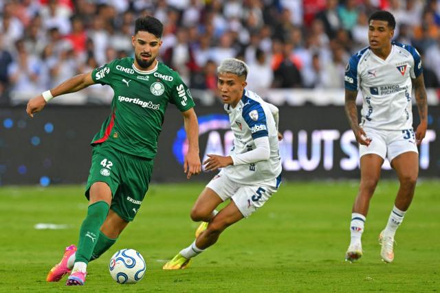 Palmeiras' Argentine forward #42 Jose Manuel Lopez and Liga de Quito's midfielder #5 Sebastian Gonzalez fight for the ball during the Copa Libertadores quarter-final second leg football match between Ecuador's Liga de Quito and Brazil's Palmeiras at the Rodrigo Paz Delgado stadium in Quito on September 16, 2026. (Photo by Rodrigo BUENDIA / AFP)