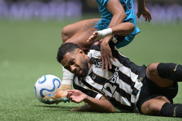 Atletico Mineiro's defender #06 Renan Lodi fight for the ball during the Copa Sudamericana quarter-final second leg football match between Brazil's Atletico Mineiro and Santos at the Arema MRV stadium in Belo Horizonte, Minas Gerais state, Brazil on September 16, 2026. (Photo by DOUGLAS MAGNO / AFP)