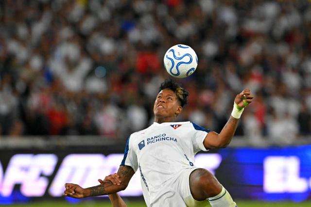 Liga de Quito's defender #3 Richard Mina heads the ball during the Copa Libertadores quarter-final second leg football match between Ecuador's Liga de Quito and Brazil's Palmeiras at the Rodrigo Paz Delgado stadium in Quito on September 16, 2026. (Photo by Rodrigo BUENDIA / AFP)