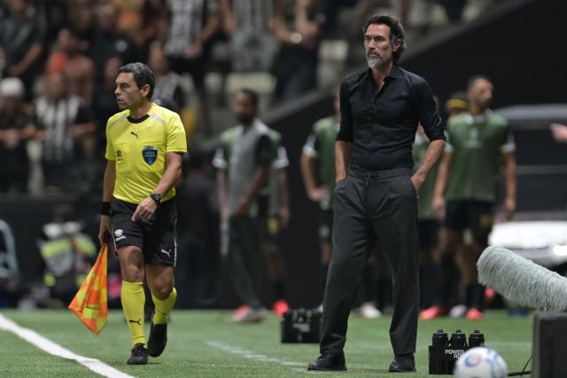 Atletico Mineiro's Argentine head coach Eduardo Dominguez gestures during the Copa Sudamericana quarter-final second leg football match between Brazil's Atletico Mineiro and Santos at the Arema MRV stadium in Belo Horizonte, Minas Gerais state, Brazil on September 16, 2026. (Photo by DOUGLAS MAGNO / AFP)