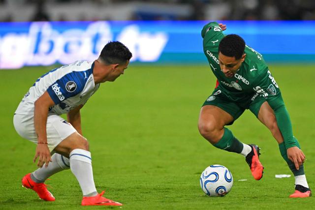Liga de Quito's midfielder #10 Alexander Alvarado (L) and Palmeiras' forward #09 Vitor Roque fight for the ball during the Copa Libertadores quarter-final second leg football match between Ecuador's Liga de Quito and Brazil's Palmeiras at the Rodrigo Paz Delgado stadium in Quito on September 16, 2026. (Photo by Rodrigo BUENDIA / AFP)