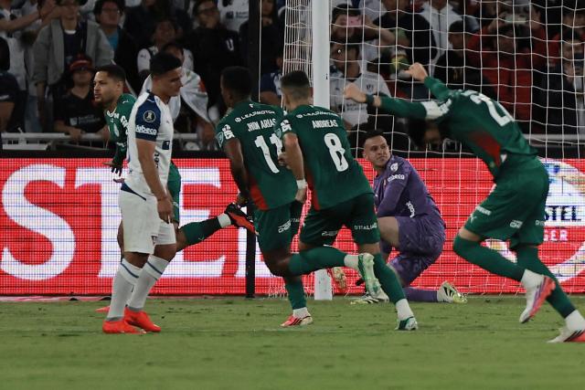 Palmeiras' forward #09 Vitor Roque (L) celebrates after scoring a penalty during the Copa Libertadores quarter-final second leg football match between Ecuador's Liga de Quito and Brazil's Palmeiras at the Rodrigo Paz Delgado stadium in Quito on September 16, 2026. (Photo by Armando PRADO VITERI / AFP)