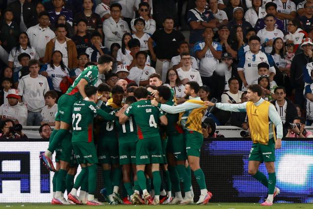 Palmeiras' forward #09 Vitor Roque (unseen) celebrates with teammates after scoring a penalty during the Copa Libertadores quarter-final second leg football match between Ecuador's Liga de Quito and Brazil's Palmeiras at the Rodrigo Paz Delgado stadium in Quito on September 16, 2026. (Photo by Armando PRADO VITERI / AFP)